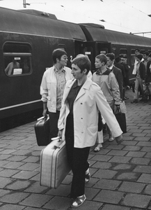 171334 Afbeelding van treinreizigers bij de Mediterraneo van Den Haag naar Rimini op het N.S.-station Venlo te Venlo.